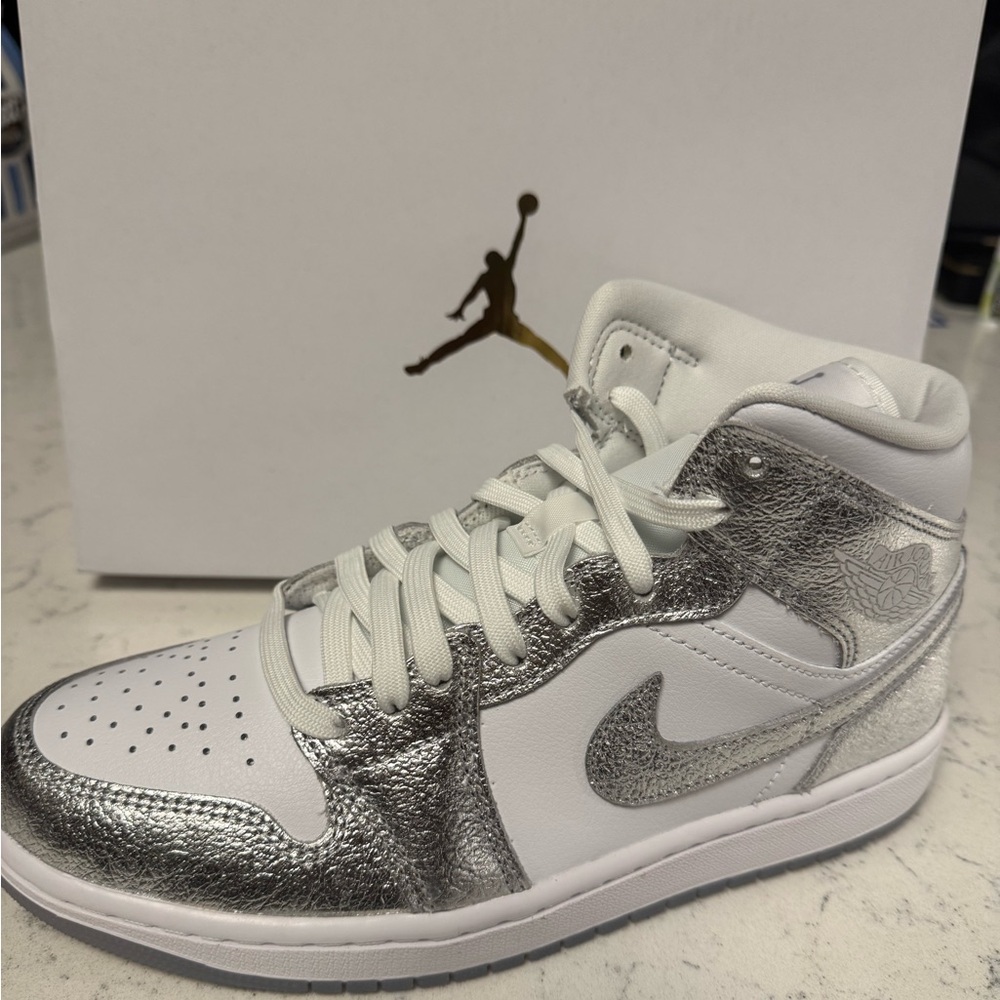 Jordan 1 midi women’s size 8